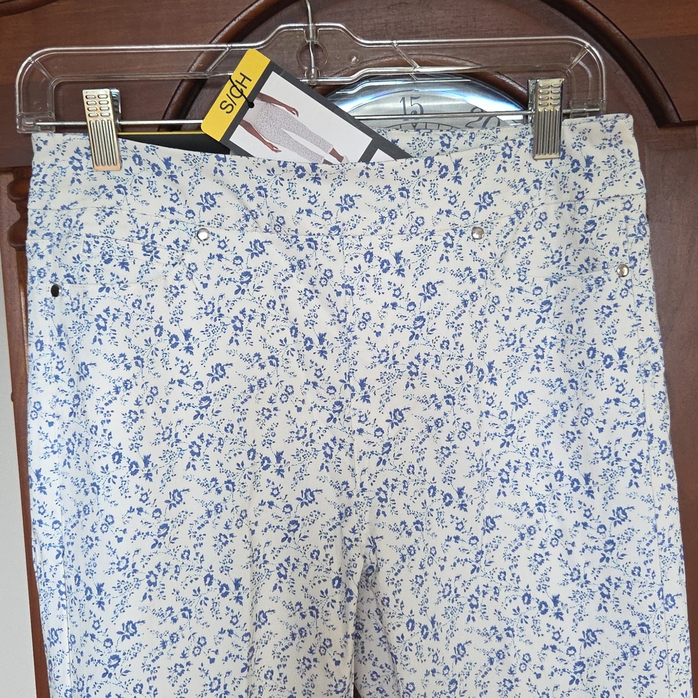 Stretch Cuff Capri - Picture 2 of 7